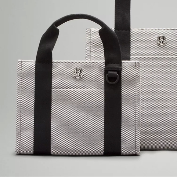 NEW w/ tag Lululemon Two Tone Canvas Tote Bag 4.5L Anchor / Light Ivory / Black - Picture 12 of 13